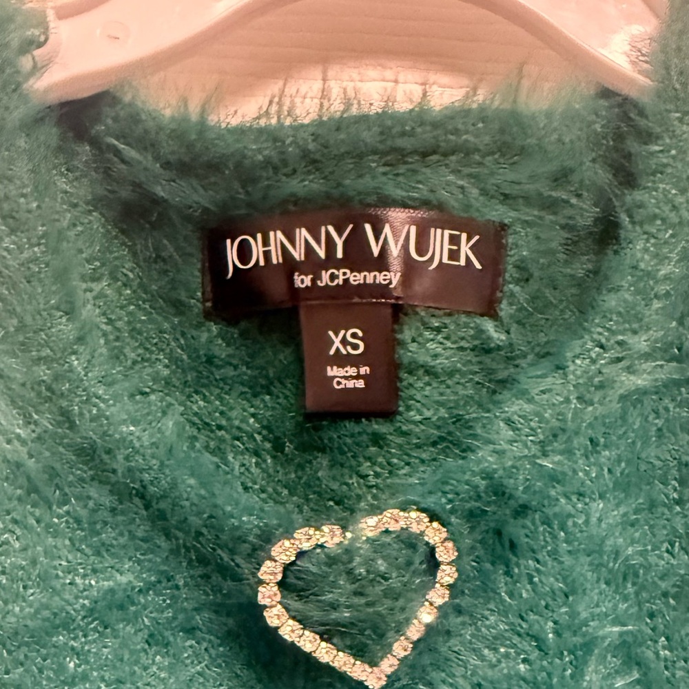 JCPenney Green Fuzzy Crop Top with Heart Accents size XS - Picture 3 of 6